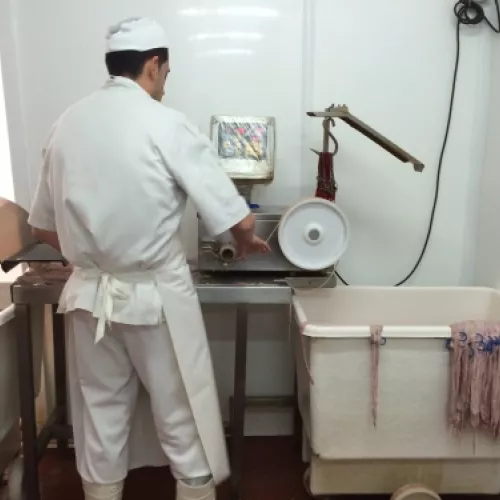 Trabajo artesanal en la preparación de tripas naturales